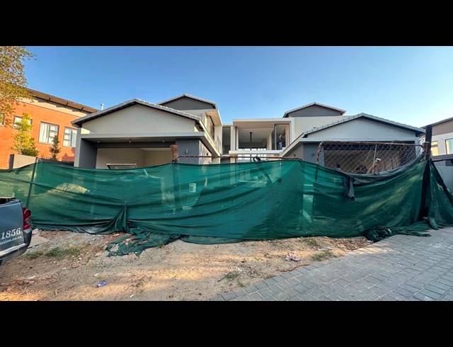 5 BEDROOM HOUSE FOR SALE IN COPPERLEAF ESTATE